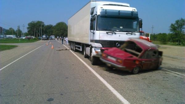 Два человека погибли в ДТП с «Жигулями» и фурой на Ставрополье